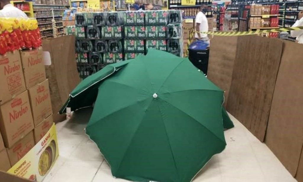 Carrefour causa revolta ao cobrir corpo de trabalhador com guarda-sóis