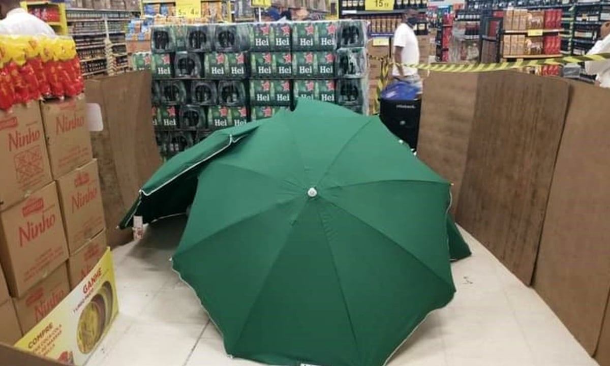 Carrefour causa revolta ao cobrir corpo de trabalhador com guarda-sóis