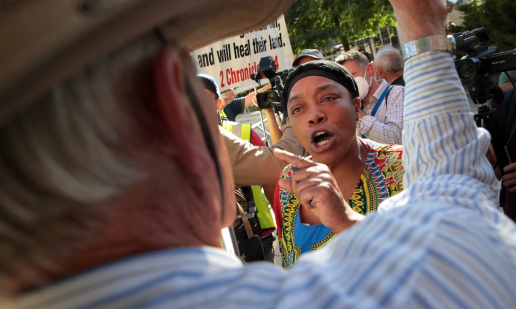 Polícia atira em homem negro pelas costas e gera nova onda de protestos nos EUA