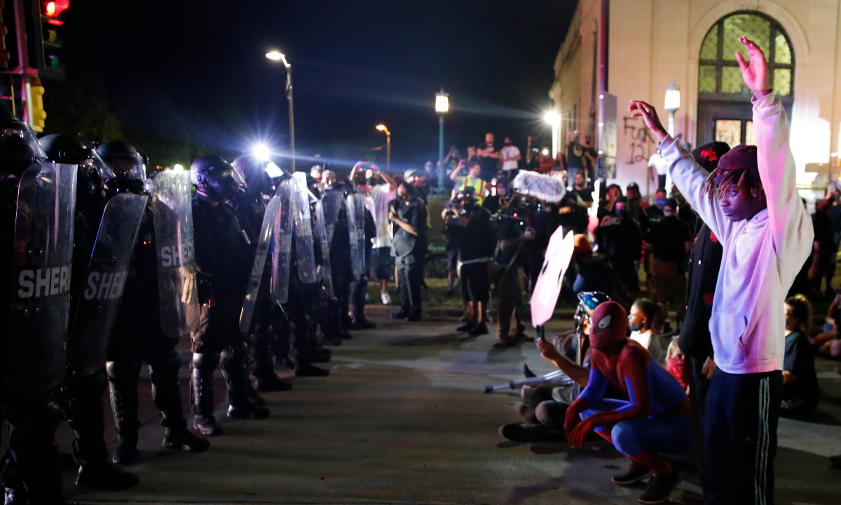 Duas pessoas morrem em nova onda de protestos antirracistas nos EUA