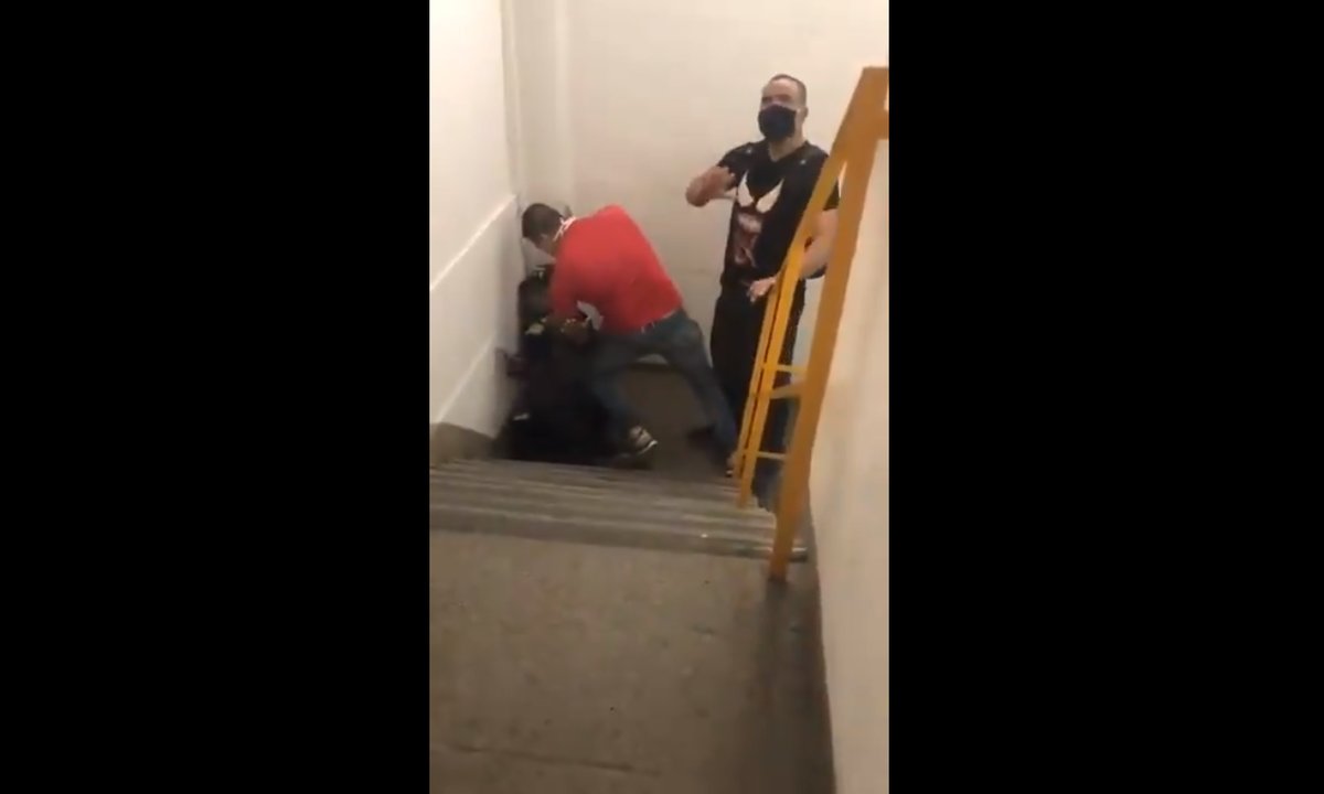 Jovem negro é agredido em shopping e diz ter sido confundido com ladrão