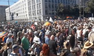 Convocados por grupos neonazistas, mais de 10 mil protestam em Berlim contra isolamento social