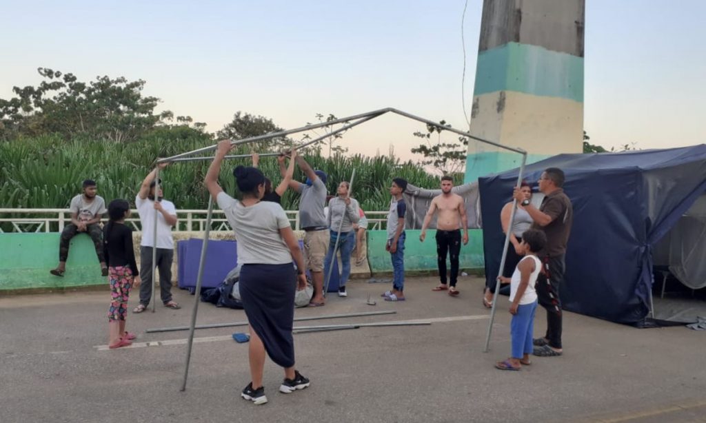Justiça suspende deportação de migrantes que chegaram a pé ao Brasil