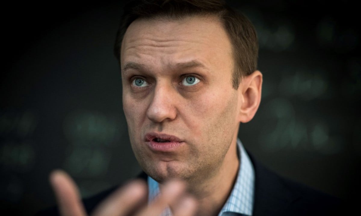 Médicos lutam para salvar opositor russo Navalny após possível envenenamento