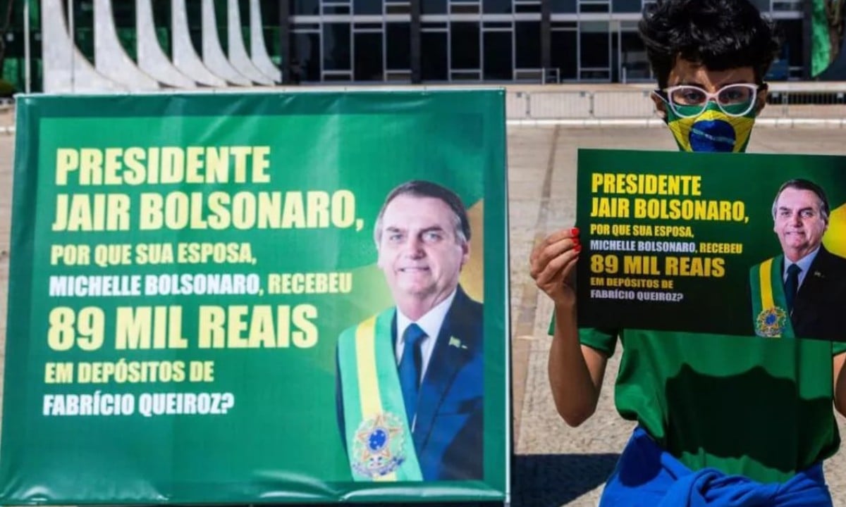 Placa em frente ao Planalto cobra Bolsonaro sobre depósitos de Queiroz