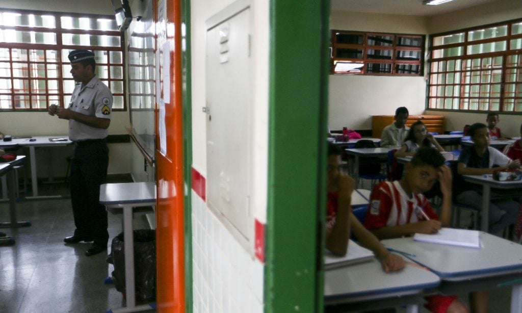 O 1º interesse é o financeiro, diz educador sobre escolas cívico-militares; STF discute o tema