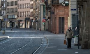 Terceira onda da Covid-19: França decreta lockdown de um mês para 21 milhões de habitantes