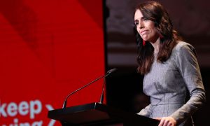 BBC reconhece manchete sexista sobre renúncia da premiê neozelandesa
