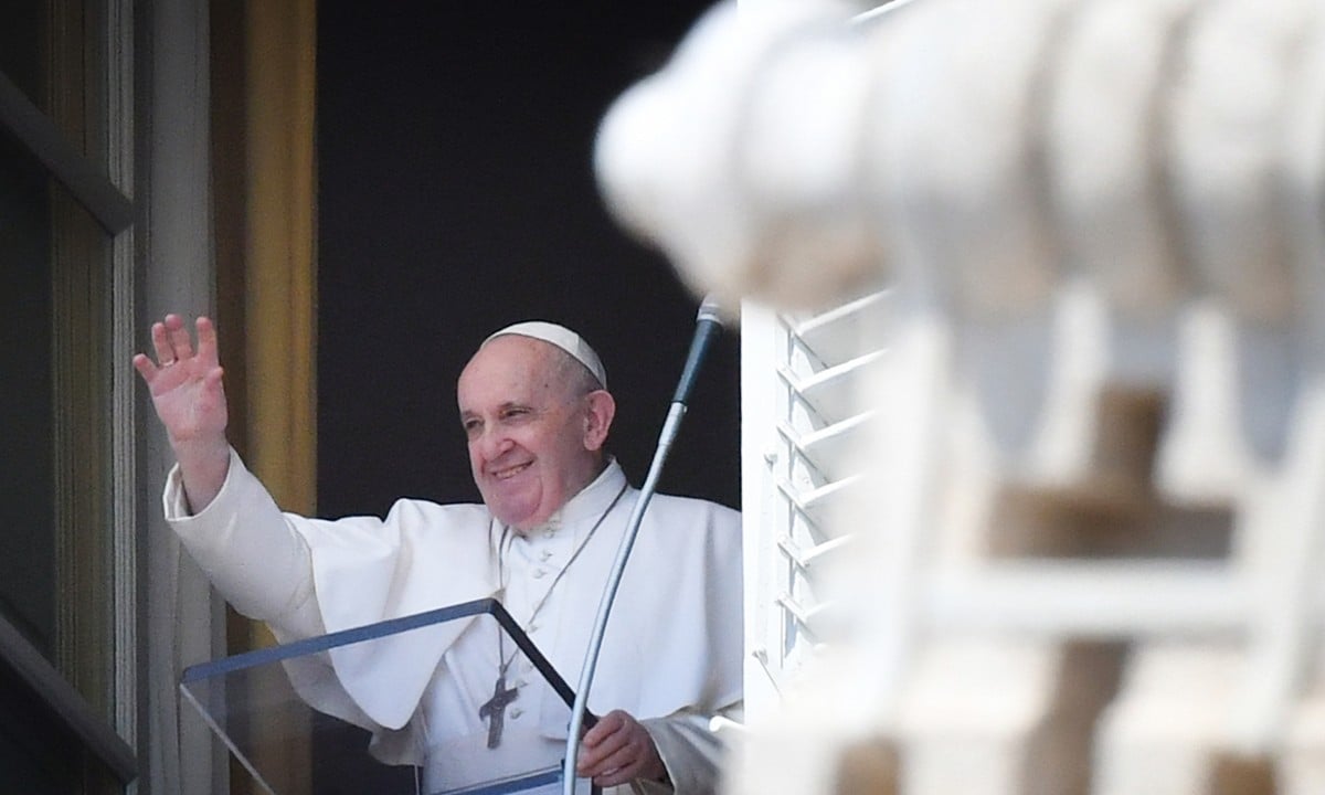 Papa Francisco acena da janela da Basílica de São Pedro. Foto: Alberto PIZZOLI / AFP 