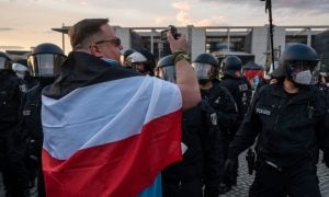 Alemanha “escandalizada” com a radicalização do movimento antimáscaras