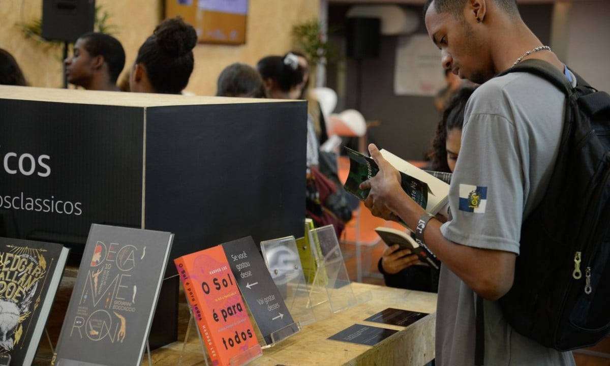 Mais de 1 milhão de pessoas assinam contra taxação: “Livro não é mercadoria, é cultura”