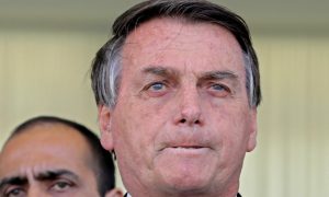 Voo que levava Bolsonaro a Mato Grosso arremete por falta de visibilidade