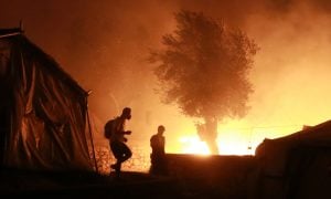 Europeus resgatam crianças e adolescentes após incêndio destruir acampamento de migrantes na Grécia