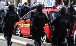 Ataque com faca deixa feridos em Paris