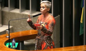 Cristiane Brasil se apresenta à polícia após pedido de prisão