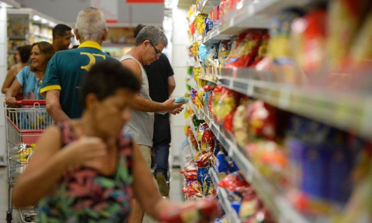 Consumo das famílias tem queda recorde de 12,5%, diz IBGE