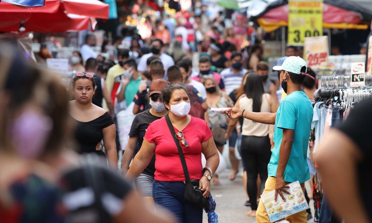 Cidadãos caminham de máscara em Manaus, Amazonas. Foto: Mário Oliveira/SEMCOM 