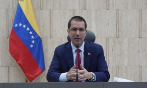 Chanceler acusa Brasil de suspender credenciais de diplomatas da Venezuela