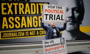 Jornalismo no banco dos réus: Justiça começa a julgar pedido de extradição de Assange
