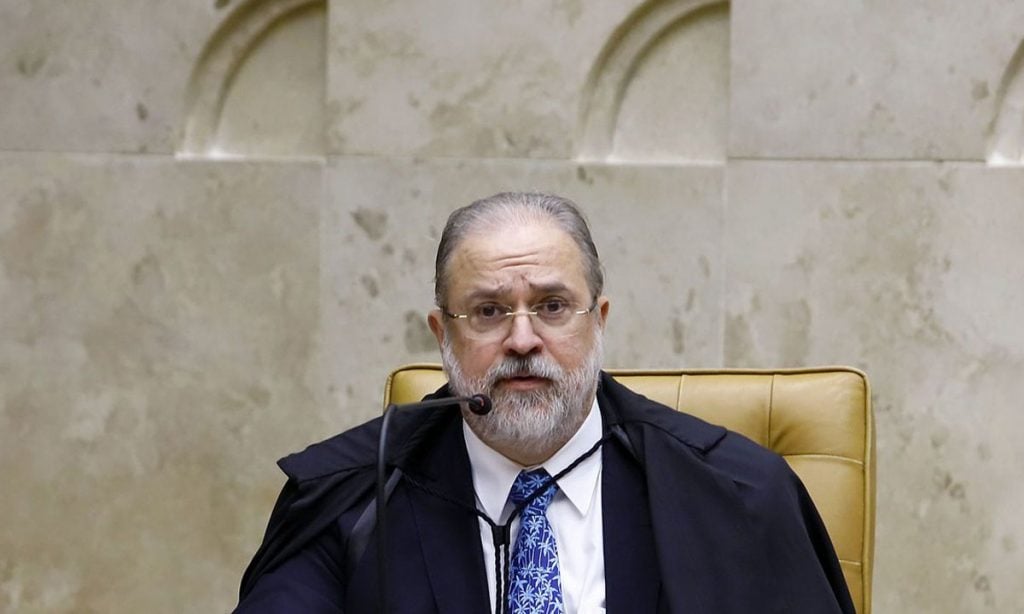 Aras é cobrado durante férias em Paris: ‘Vamos investigar o bolsolão do MEC?’; veja vídeo