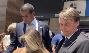 Sem máscara, Bolsonaro provoca aglomeração no DF; vídeo registra gritos de protesto