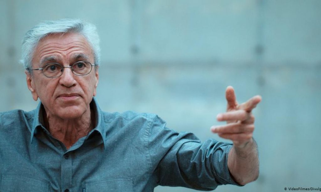 ‘Que todos se vacinem com as três doses’, pede Caetano Veloso após testar positivo para Covid