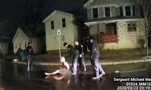 Vídeo de homem negro nu asfixiado pela polícia gera revolta nos EUA