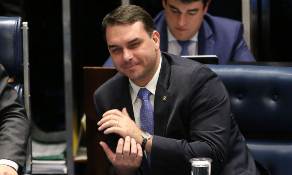 Parlamentares acionam PGR por reunião de Heleno e Ramagem com defesa de Flávio