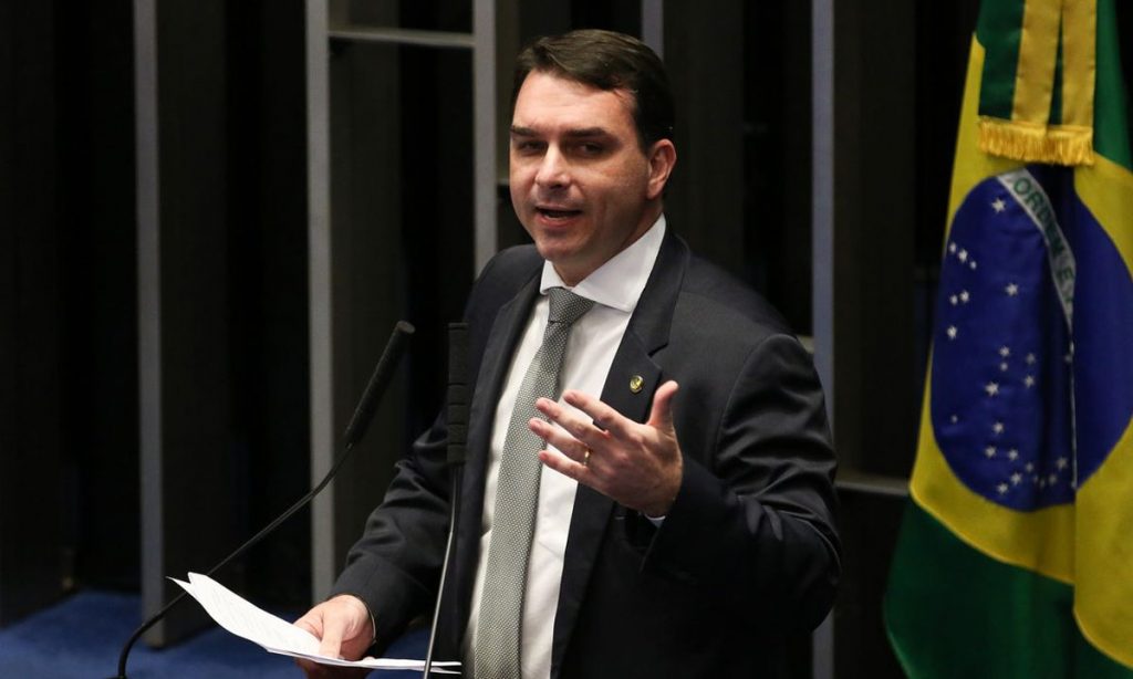 Firma de advocacia de Flávio Bolsonaro tem contratos “consideráveis”, diz administradora
