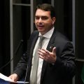 Firma de advocacia de Flávio Bolsonaro tem contratos “consideráveis”, diz administradora