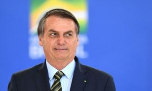 Bolsonaro republica postagem de adversário petista no Twitter e depois apaga