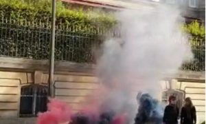 Embaixada do Brasil em Paris é alvo de novos protestos contra Bolsonaro