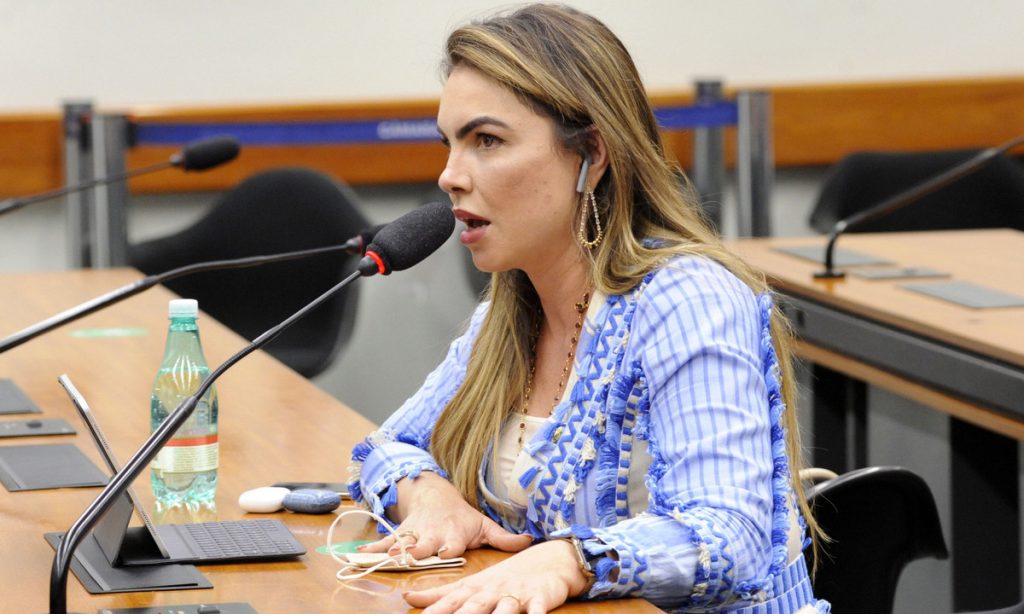 Deputada propõe desobrigar crianças com menos de 12 anos a usar máscara