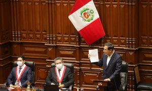 Vizcarra sobrevive a processo de impeachment e se mantém na Presidência do Peru