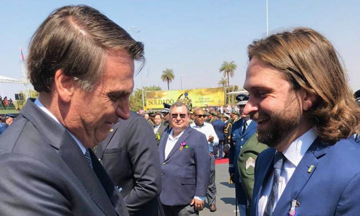 Exonerado por usar avião da FAB ganha novo cargo no governo Bolsonaro