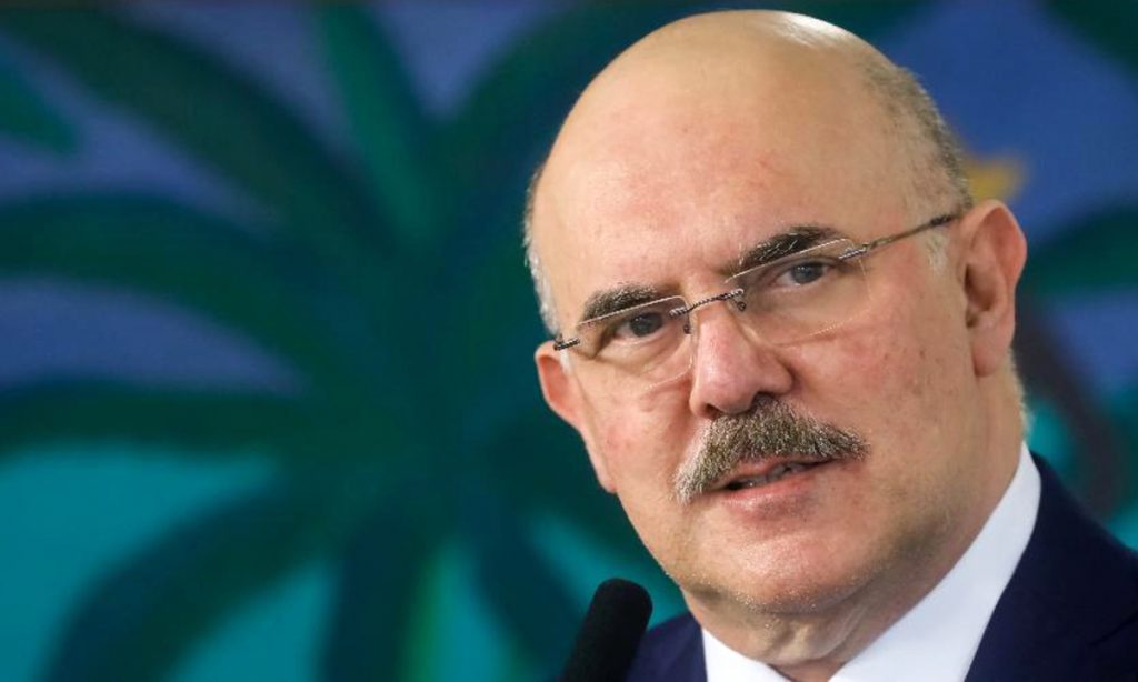 LGBTs vão denunciar ministro da Educação no STF por racismo