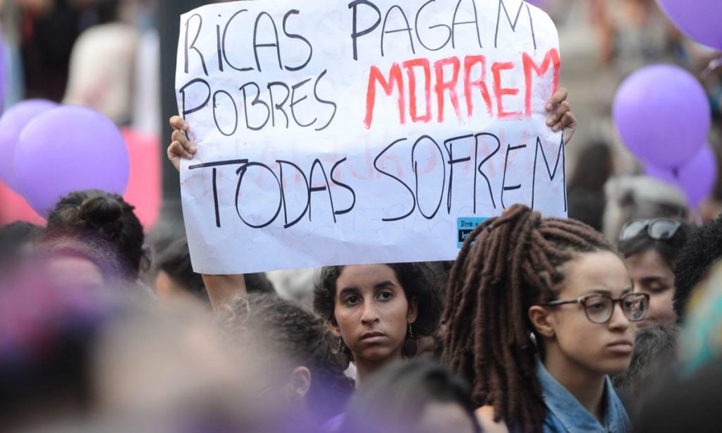 PoderData: Maioria diz ser contra a liberação do aborto; rejeição é maior entre os homens