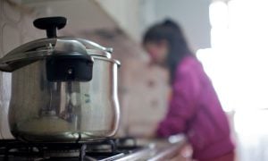 Sem direitos e auxílio emergencial, trabalho doméstico perde 1,5 milhão de vagas