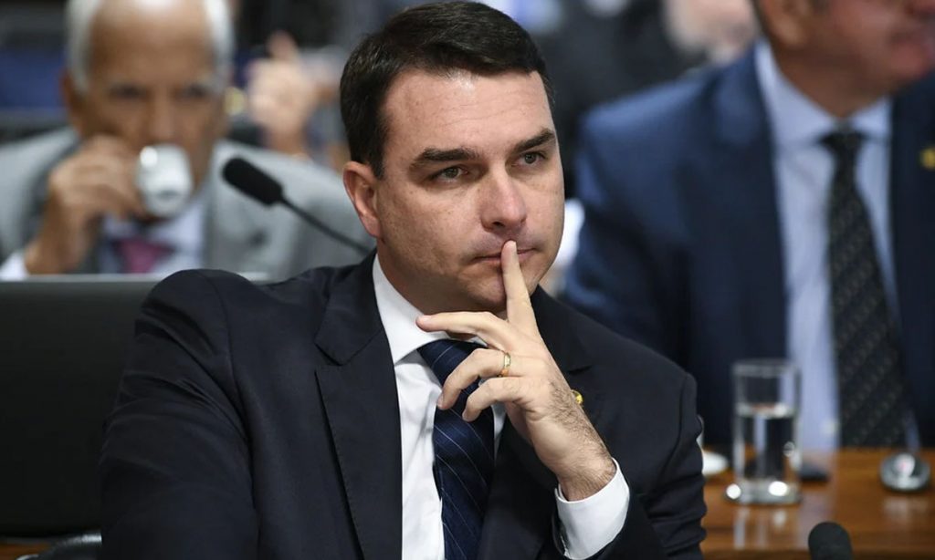 Flávio declarou à Receita ter recebido 250 mil reais de assessores de Jair Bolsonaro em empréstimos