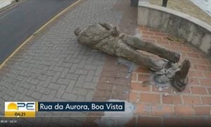 Estátua de Ariano Suassuna é vandalizada no Recife