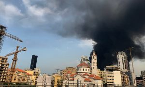 Grande incêndio toma porto de Beirute semanas após explosão devastadora