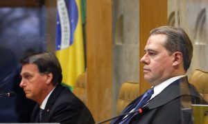 Bolsonaro aparece de surpresa na despedida de Toffoli