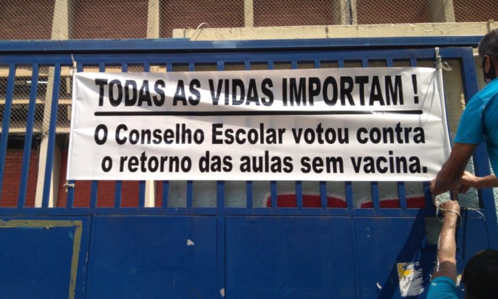 Escola de SP é “orientada” a retirar faixa contra volta às aulas