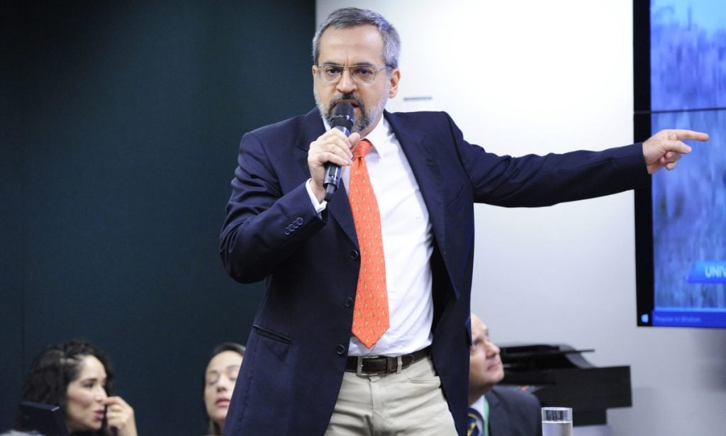 Weintraub a Bolsonaro: Quem anda com bandido vira bandido ou é estraçalhado