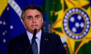 Bolsonaro cobra tratamento simétrico e pede para depor por escrito