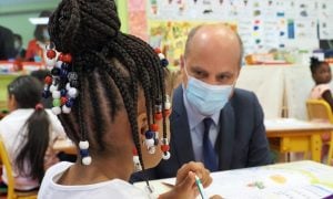 Covid-19: França fecha 22 escolas três dias depois da volta às aulas