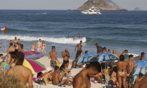 Rio e litoral paulista têm praias cheias durante feriado prolongado