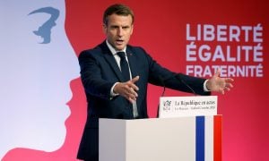 Projeções indicam que Macron perdeu maioria absoluta no 2° turno da eleição legislativa