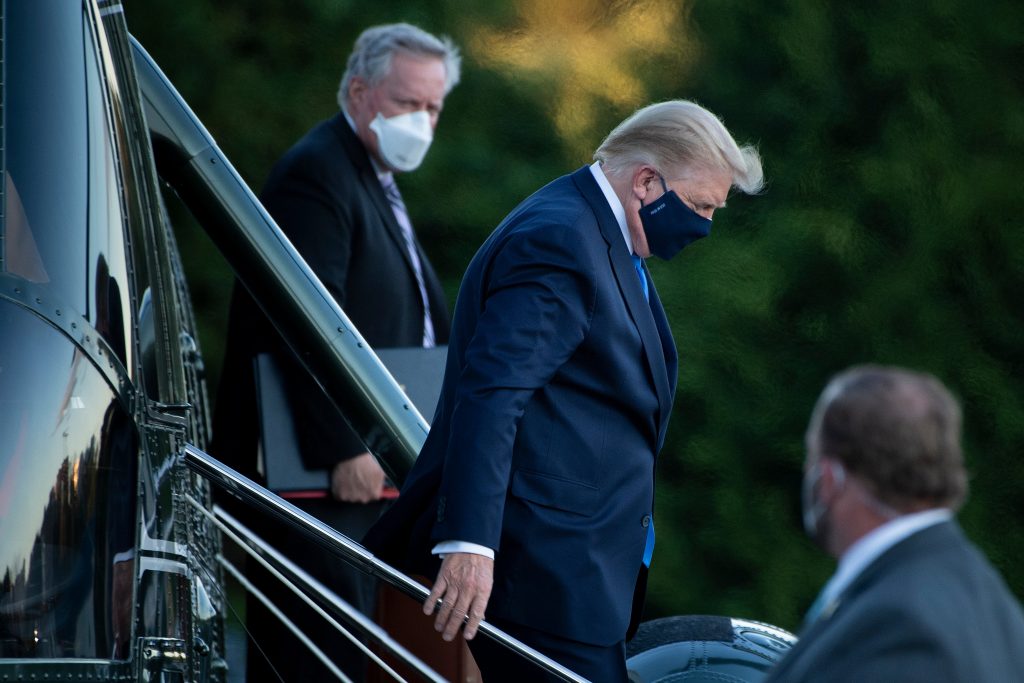 Trump ficará internado pelos próximos dias para tratar Covid