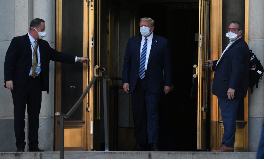 Trump sai caminhando do hospital após receber tratamento para a Covid-19
